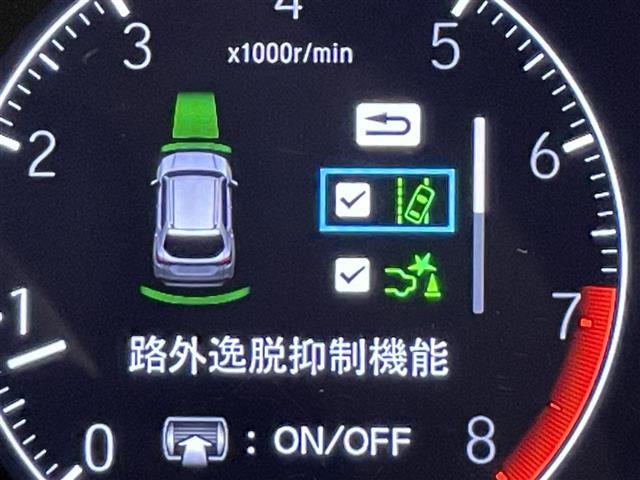 ◆【路外逸脱抑制機能】はみ出しそうなとき、ディスプレー表示とステアリング振動の警告で注意を促すとともに、車線内へ戻るようにステアリング操作を支援します。機能には限界があるためご注意ください。