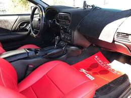 内装は綺麗な状態です！赤革シートカバー張り替え済み！ケンウッド製CD・Bluetoothオーディオ！ミラー液晶モニター付きドライブレコーダー！サイドカメラモニター！ダッシュマッド！ETC！