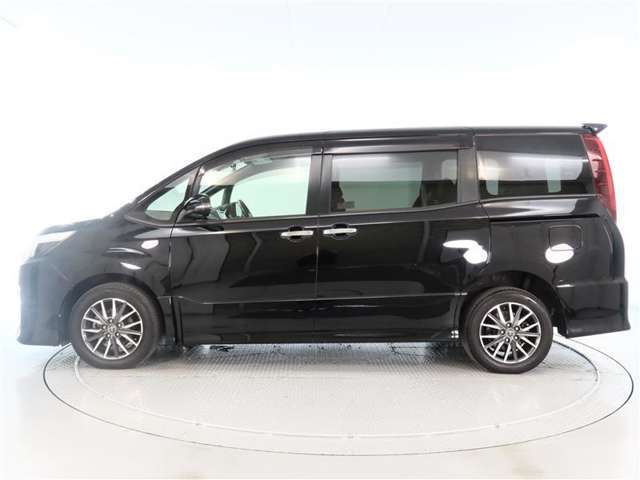 両側パワースライドドア付きだから、狭い駐車スペースなどでの 乗り降りラクラク！小さなお子さまのいるご家庭には嬉しい装備。