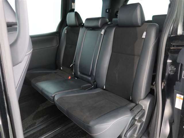 ゆとりある広々とした車内空間は、ドライブを始め買い物やレジャーなど、幅広く活躍します。一人でもみんなとでもお出かけを楽しみましょう！