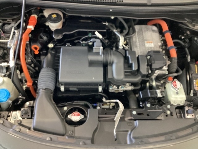 ホンダスタッフがしっかり整備して保証付きにてお渡し致します。エンジンルーム＆室内ルームともにクリーニング済みで清潔です。快適なドライブをお楽しみください。