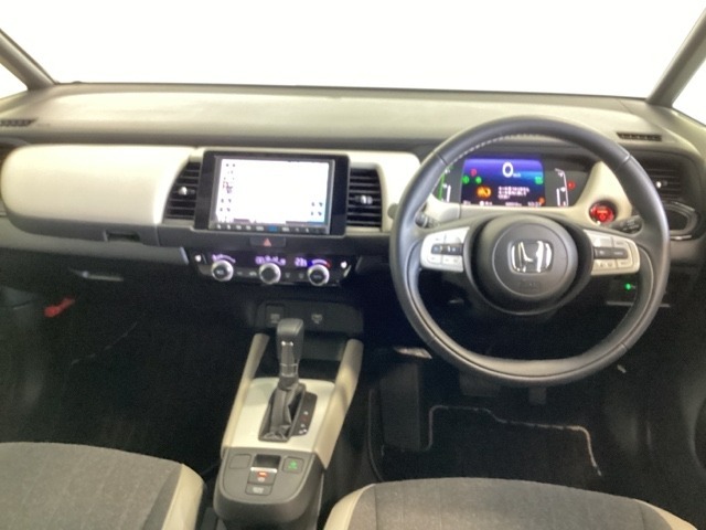 車内は光触媒抗菌消臭施工済です。インパネ周りはスタイリッシュなデザインで機能や装備も充実しています。グローブボックスやカップホルダーのほかにトレーなどたくさんの収納スペースが付いています。