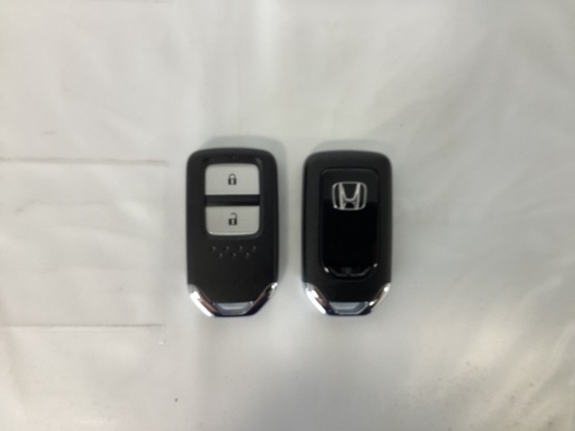 スマートキーを装備しています。鍵を差し込むことなくドアロックの開け閉めと、スタートボタン操作でのエンジンスタートができます。スペアキーも同じものを用意しております。