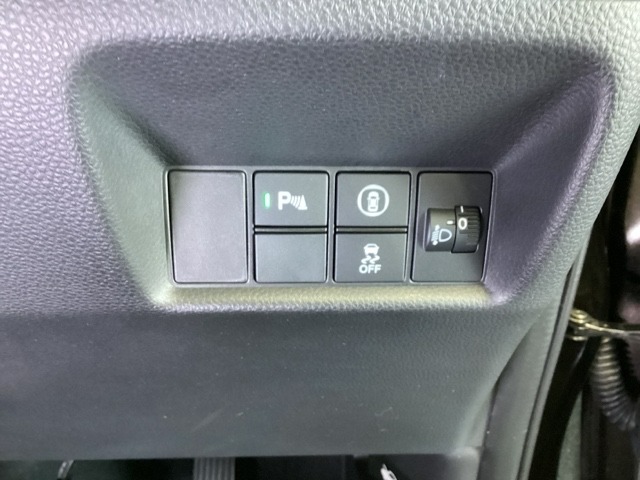 ハンドルの右側にはヘットライトレベライザーとHondaセンシング用のメインスイッチがついています。ヘッドライトレベライザーは道路状況や積荷の加重に応じてライトの高さを調節できます。