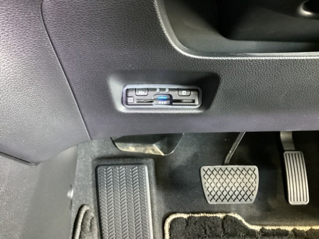 ハンドルの左下にETCがついています。高速道路の料金所の通過も楽々です。　カードの取り出しもしやすい場所についています。