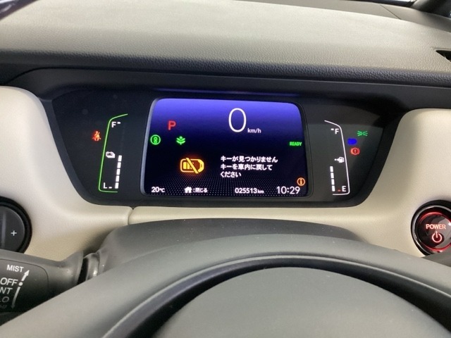 デジタル表示のスピードメーターとタコメーター、燃費やオドメーターなどの表示の他に、ホンダセンシング機能などの表示もできる多機能なマルチインフォメーション・ディスプレイです。