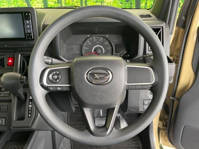 インテリアに合わせたデザインのステアリングは、運転される方のことも考え、運転しやすい形状、大きさです。是非一度、実際に触ってお確かめください。