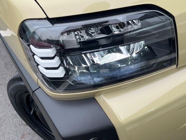 【LEDヘッドライト】悪天候や夜間走行時も良好な視界を確保し安心して運転できる高輝度LEDヘッドライトを装備！点灯速度が早く、消費電力も抑えられています。