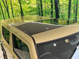 【ガラスルーフ】ガラスルーフ搭載で車内の解放感が一気にアップ！開放的なドライブをお楽しみいただけます。