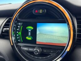 ●ガイドライン付きバックカメラ：不安な駐車もこれで安心！ガイドライン付きなので狭い箇所での駐車もラクラクです！