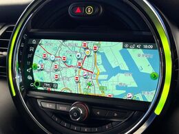 ●純正ナビ:一体感のあるナビは、高級感ある車内を演出してくれます。オーディオ機能も充実しておりますので、運転もより楽しめます♪