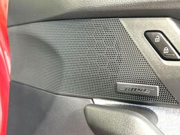 【BOSEサウンドシステム】メーカーオプションの高品位サウンドシステムを搭載。専用のチューニングが施された大小様々なスピーカーから良質なサウンドが奏でられ、臨場感あふれる音響空間を演出します。