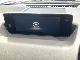 【8.8インチマツダコネクト】車内の雰囲気にマッチした大型のディスプレイ。スマホ接続でのナビ使用やBluetooth再生等、様々な機能が楽しめます。直感的なダイヤル操作が可能で、使い勝手も良好です。