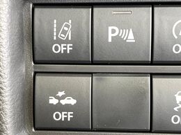 【車線逸脱抑制機能】高速道路走行時、車線からはみ出しそうな時にステアリングを制御し車線内を走行する様にアシスト。より安全な運転をサポートしてくれます！