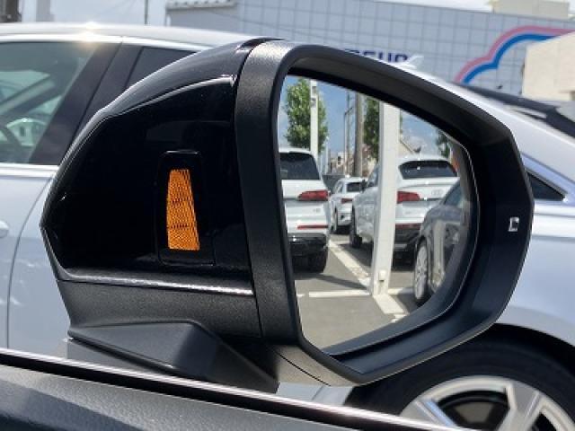 ●【サイドアシスト】自車を追い越そうとするクルマが自車の死角にいる場合など、システムが車線変更の危険を予測し、該当する側のエクステリアミラーに搭載されたLEDが点灯してドライバーに警告します。