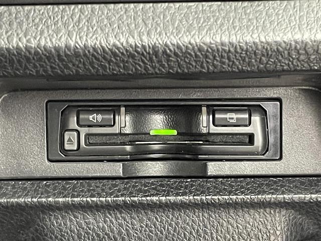 【ETC】有料道路を利用する際に料金所で停止することなく通過できる、ETC車載器（ノンストップ自動料金収受システム機器）が装備されています。セットアップを行うことで利用可能になります。