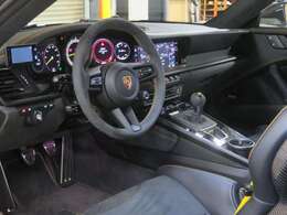 内装：インテリア（ブラック、GTシルバー ステッチ付き）、多くのレザー及び Race-Tex　3Dプリント ボディフォーム フルバケットシート（ソフト硬度）