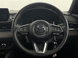 【ハンドル】軽い力で扱いやすいハンドルです。目立つ傷やスレなどなく綺麗な状態です！除菌プランいれていただくとさらに快適に！清潔なお車はお子様にも安心ですね！