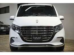 エクスクルーシブモデルは横桟グリルにスリーポインテッドスターのボンネットマスコット付きというSクラスと同じ伝統的なデザインを採用したのが特徴だ。これは立派なメルセデスのハイエンドであることの主張だ