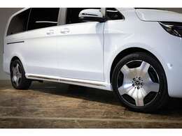 ホイールのデザインも往年のメルセデスを彷彿とさせるデザインだ。サスペンションにはAIRMATICサスペンション、エアサスを装備。箱というボディ形状ながら、しっとりとした乗り心地を作り出す