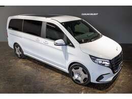 2024年にマイナーチェンジを遂げた最新のVクラス。まずエクステリアでは、伝統と先進性を融合させた。ラジエターグリルは大型化して、より迫力のあるデザインとなった