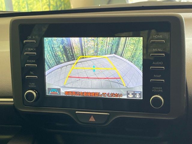 【バックカメラ】駐車時に後方がリアルタイム映像で確認できます。大型商業施設や立体駐車場での駐車時や、夜間のバック時に大活躍！運転スキルに関わらず、今や必須となった装備のひとつです！