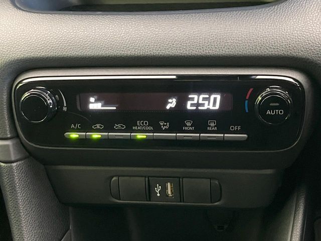 【オートエアコン】一度お好みの温度に設定すれば、車内の温度を検知し風量や温度を自動で調整。暑い…寒い…と何度もスイッチ操作をする必要はありません。快適な車内空間には必須の機能ですね♪