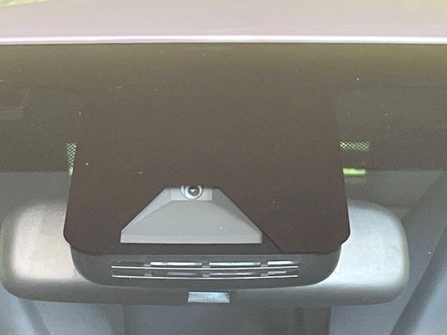 【トヨタセーフティセンス】走行中に前方の車両等を認識し、衝突しそうな時は警報とブレーキで衝突回避と被害軽減をアシスト。より安全にドライブをお楽しみいただけます。