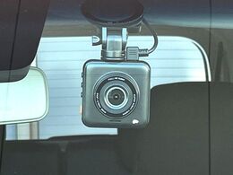 【ドライブレコーダー】安心・安全なカーライフに必須のドライブレコーダーを装備！走行中はもちろん、あおり運転や事故に遭遇した際の状況も映像で記録し、万一のリスクに備えます。