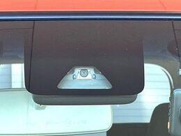 【スマートアシスト】走行中に前方の車両等を認識し、衝突しそうな時は警報とブレーキで衝突回避と被害軽減をアシスト。より安全にドライブをお楽しみいただけます。