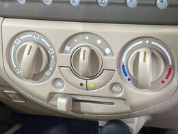 寒い冬も暑い夏も全席に快適な空調を届けてくれる、ダイヤル式エアコンを装備♪