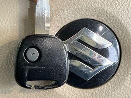 【キーレス】少し離れた場所からでもボタン一つでドアの開錠・施錠ができるのでとっても便利！ドアの鍵穴周りに傷をつけることもありません♪