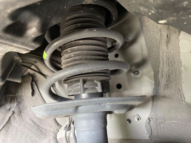 お車を安心してお乗りいただく為には、足回りの定期点検が欠かせません。サービスサポート（有償保証）では無料点検もご提供しており、安心のカーライフをお過ごしいただけるサポート体制が整っています。