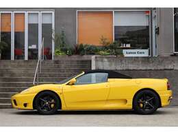 デザインはピニンファリーナらしい全体が低く見えるボディラインが流れるように前から後ろに引かれていきます。