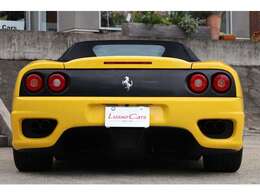 イエローのボディカラーにブラックのパーツが全体の雰囲気を引き締めていきます。