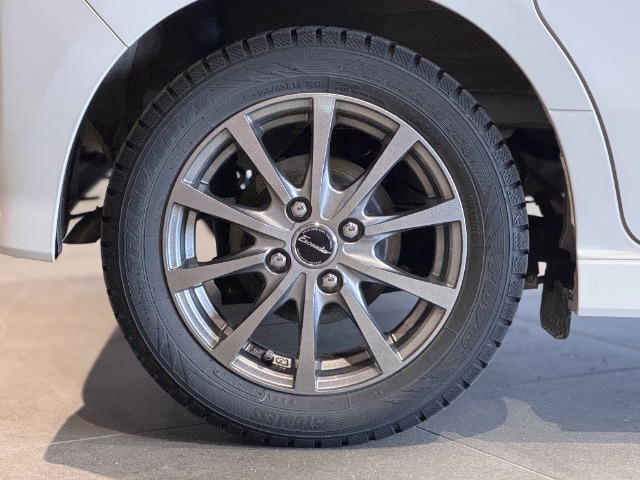 こちらのお車には【純正14インチアルミホイール】を装着しております◎
