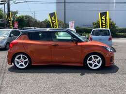 認証・指定工場にて12ヶ月法定整備の実施。エンジンオイル交換及び消耗品があれば交換してからの御納車になります。総額表示の車輌は点検整備費用が含まれています。