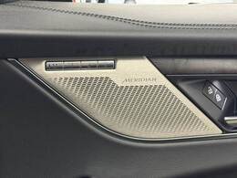 【MERIDIANスピーカー】オプションの高音質スピーカーを搭載しております。良質な音源の【MERIDIANプレミアムサウンドシステム】搭載。ワンランク上の空間をお楽しみください。