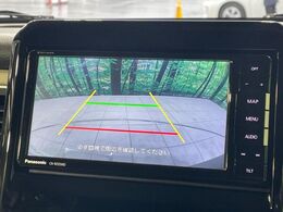 【バックカメラ】駐車時に後方がリアルタイム映像で確認できます。大型商業施設や立体駐車場での駐車時や、夜間のバック時に大活躍！運転スキルに関わらず、今や必須となった装備のひとつです！