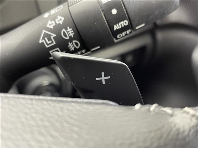 【パドルシフト（AT車）】MT車と同じように好きなギアで走ることができます！ステアリングから手を離さずに指先だけでシフト操作ができ、よりスポーティな走りをお楽しみいただけます。