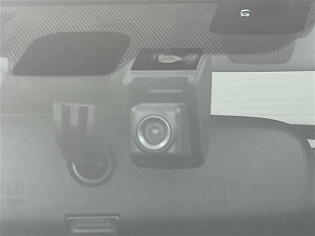 【ドライブレコーダー】映像・音声などの運転中の記録を残します。事故などを起こした起こされた時の証拠になりえますので、もしも時でも安心ですね。