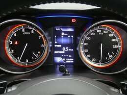 各操作スイッチは使いやすい位置に配置され、とっても見やすいメーターです。夜間時はラグジュアリーな気分にさせてくれる照明が魅力ですので、夜のドライブも楽しみになりますよ♪