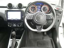 【徹底洗浄クリーニング実施済】運転席からの視界はこんな感じです☆お気軽にご来店いただき、実際に座って是非お確かめください。ドライバーに寄り添う快適な操作フィールをもたらすステアリングです。