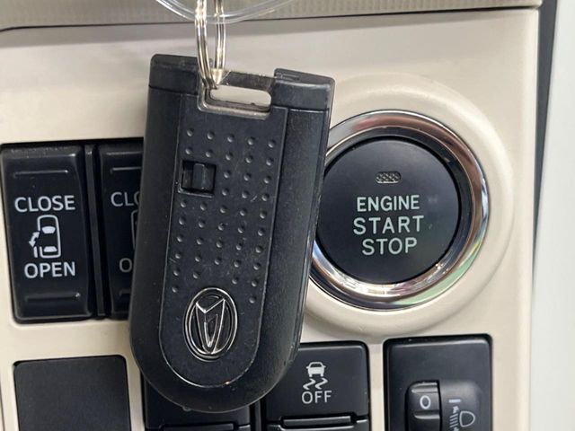 【スマートキー/プッシュスタート】鍵を持っているだけで、ドアロック解除・施錠からエンジンスタートまで操作できる便利な機能です。