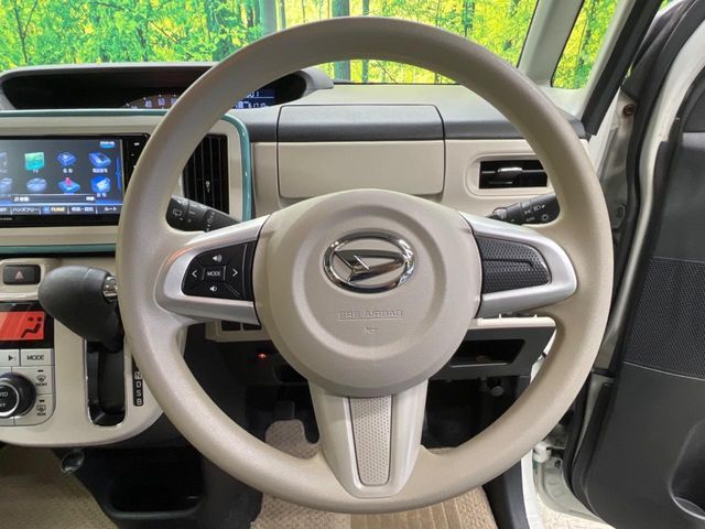 【スマートアシストIII】走行中に前方の車両と歩行者を認識。衝突の危険が高いと判断した場合に警報や緊急ブレーキで衝突回避や衝突時の被害を軽減。さらに車線逸脱警報・前後誤発進抑制機能もセットで装備！