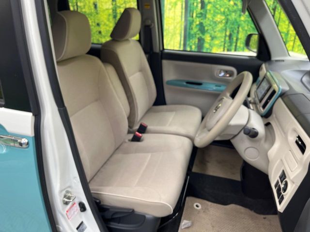 【ベンチシート】ベンチシートで室内広々。楽に乗降りができ、バッグなどの手荷物を置ける等利便性の良いシートです。