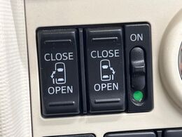 【両側電動スライドドア】運転席/助手席側とも電動スライドドアを装備。お子様の乗降りやお買い物の荷物の積み降ろしにも便利！さらに挟みこみ防止機構付きで安心です。