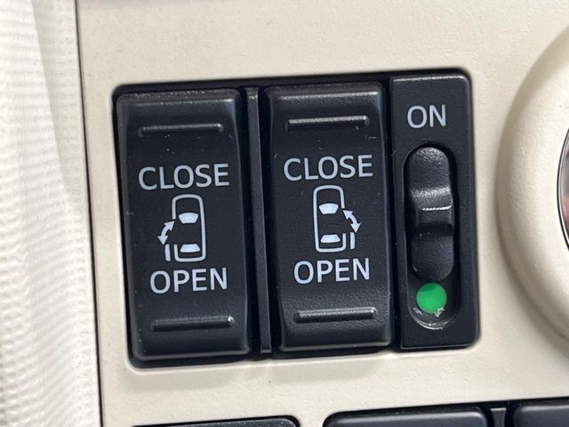 【両側電動スライドドア】運転席/助手席側とも電動スライドドアを装備。お子様の乗降りやお買い物の荷物の積み降ろしにも便利！さらに挟みこみ防止機構付きで安心です。
