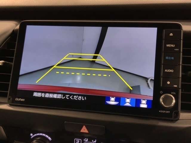 リバースギアに入れるだけで後方の表示へ切り替わります。夜間や雨の日の駐車も楽になりますよ。