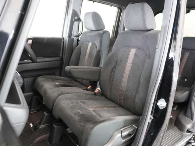 運転席と助手席は足元が繋がっているので自由に行き来しやすいので駐車場が狭いときでも助手席側からスムーズに乗り降りできて便利！